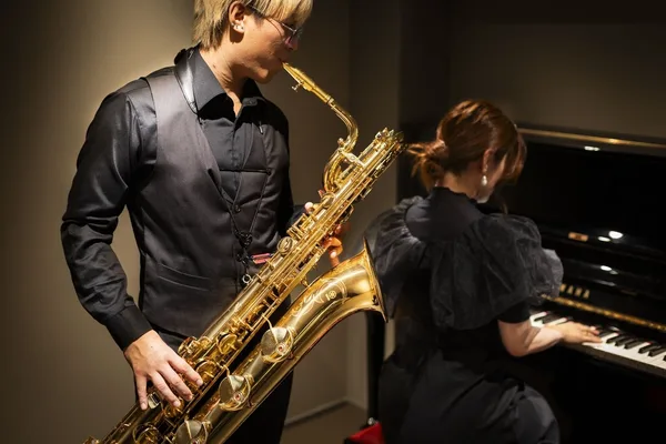 ピアノとサックスによる生演奏の様子