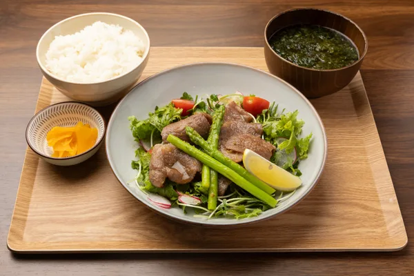 「那須塩原市 お米で育てた那須和牛とフレッシュ野菜盛りランチ わさびソース仕立て」の見出しに掲載された画像