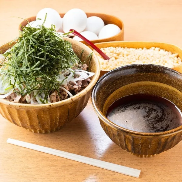 なぜ蕎麦にラー油を入れるのか。肉そば