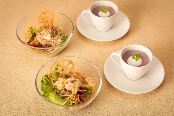 やわらか蒸し鶏と甘味キャベツのハニーマスタードサラダ/紫芋のクリーミーポタージュ