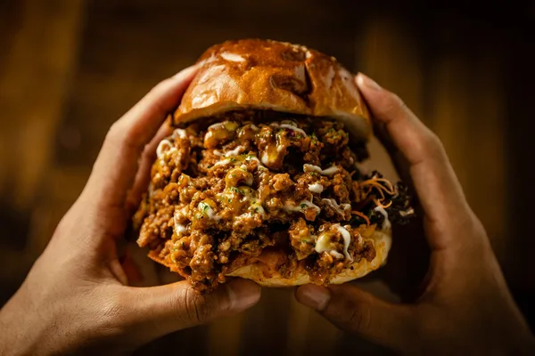 「肉&times;肉のハンバーガーが初出店！」の節に掲載された画像
