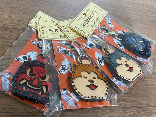 本革製キーホルダー 秋田犬2,200円（税込）、なまはげ2,100円（税込）