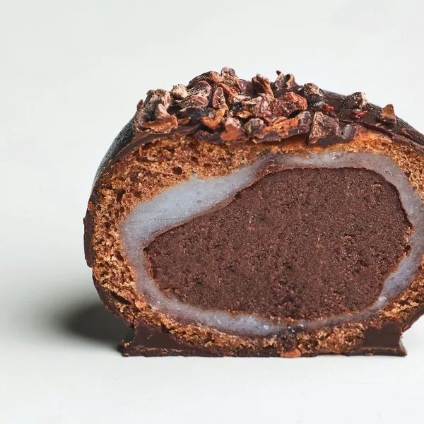 チョコあん：自家製のこしあんにチョコレートを混ぜ込み、ラム酒を効かせている