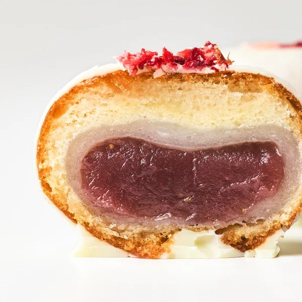 いちごあん：自家製の白小豆こしあんに紅ほっぺいちごの自家製ジャムを合わせている