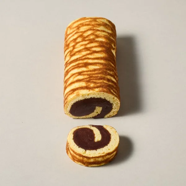 カステラ皮は一枚一枚の手焼きで、表面の焼き型の紋様はすべて異なる