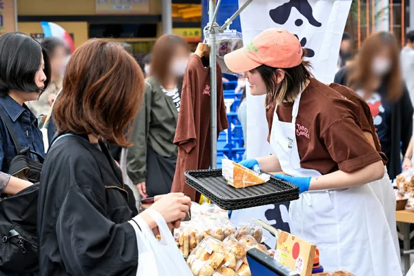 作り手や販売スタッフと来場者が言葉を交わすパンマルシェの会場