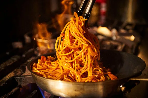 スパゲッティーを仕込みから調理まで一皿ずつキッチンで手作りする様子