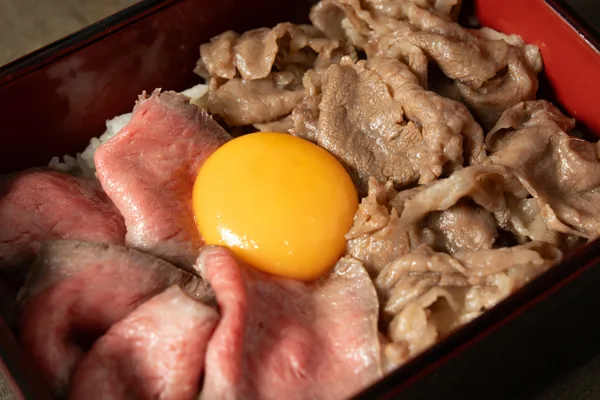 「厳選黒毛和牛のすき焼き」の節に掲載された画像