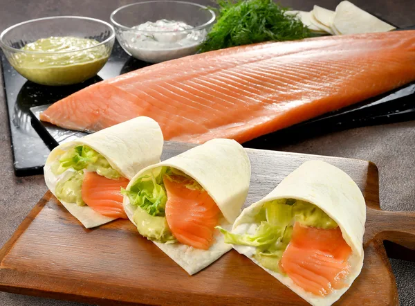 「スモークサーモン＆アボカドのタコス風」の紹介に掲載された画像