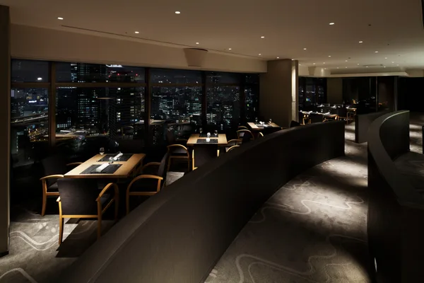 窓側席からは夜景を望む「日本料理 なかのしま」