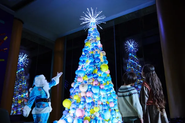 熱海海上花火大会の特徴であるパステルカラーで彩られたクリスマスツリー