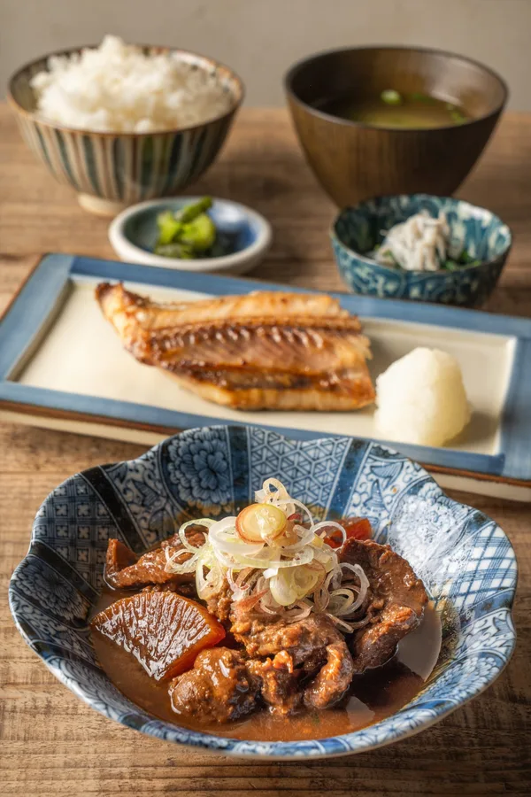 牛すじ煮込みと焼き魚定食:1,180円