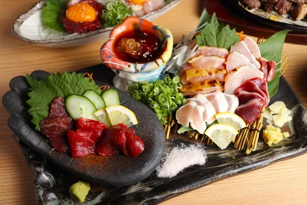 「馬刺しも朝引き鶏も。専門店ならではの全8品」に掲載された画像