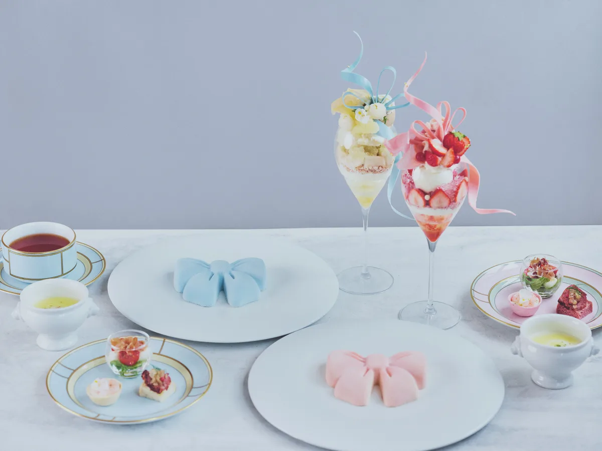 【SALON BAKE & TEA × スイーツ王子 いでくん】初コラボレーション！ピンクとブルーのリボンが彩る、冬限定のアフタヌーンティー＆パフェコレクション「Ribbon Season」が登場！に掲載された画像