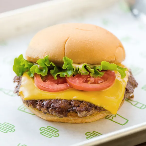 代表的なメニューの節でシャックバーガー(シングル)の説明に続いて掲載された画像