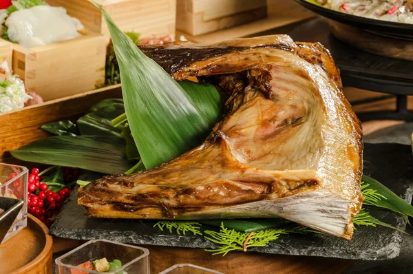 マグロのカマのガーリックロースト