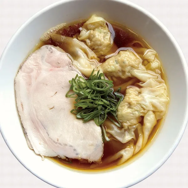 肉々しいワンタンと数種類の魚介の旨みを重ねた深みのあるスープ