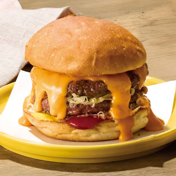 道産牛を使用したダブルパティに十勝チーズをたっぷりかけた、食べ応えのあるバーガー