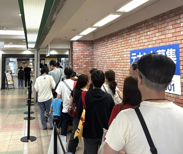 「オープンから8カ月で累計6万個を販売するシュクルシュークリーム」の節に掲載された画像