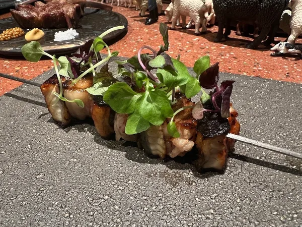 羊のバラ肉と鰻を合わせた「鰻羊串」