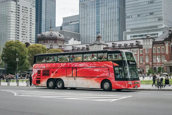 1号車は「マグロ」をデザインしたマグロ号。全長約12m、高さ約4m