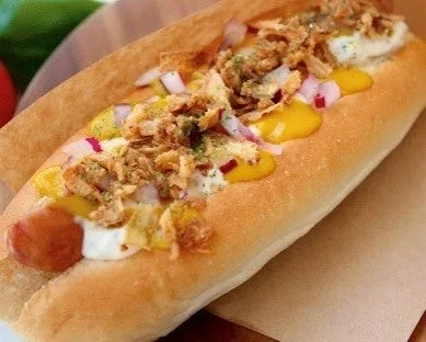 アイスランド産ラム肉ソーセージのホットドック(ほか4品あり)