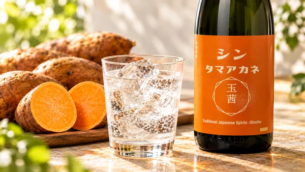 まずはソーダ割で。玉茜ならではの華やかな香りと、柑橘を思わせる爽やかな味わいを楽しめます。