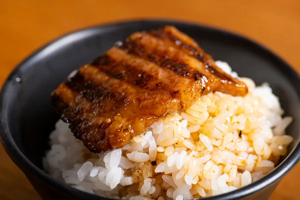 たれ焼肉を白米の上にバウンドさせて、口いっぱいに頬張る