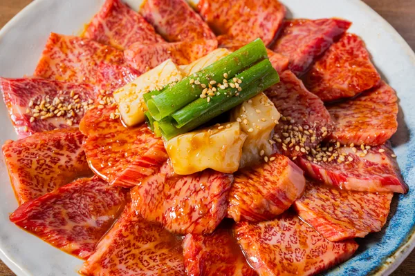 カルビやハラミをたれで揉み込んだ名物「上赤」