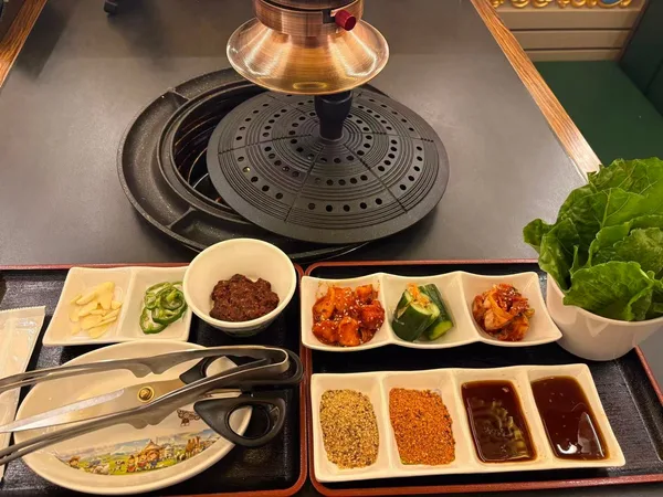 東京・池袋店の付けダレと小鉢の一例