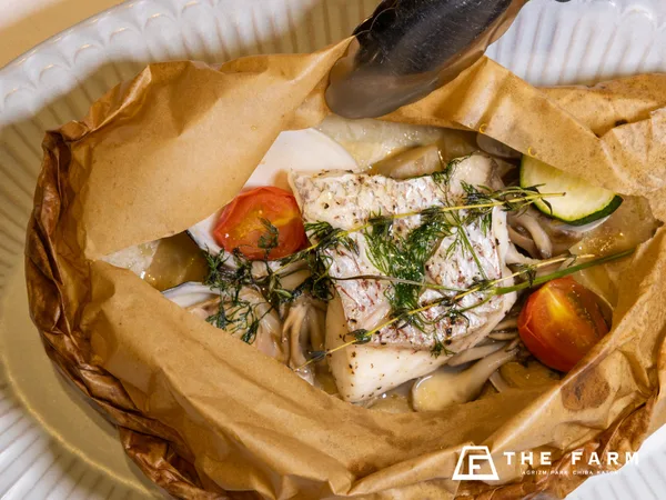 魚料理:農園ハーブをふんだんに使った、九十九里産のハマグリと真鯛のカルトッチョ