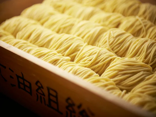 老舗製麺所と共同開発した自家製麺