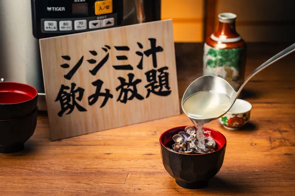 お通しのシジミ汁