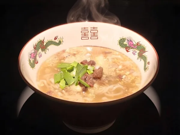 特製ネギ塩スープに神戸牛のしぐれ煮を合わせた「特製白の台湾ラーメン」