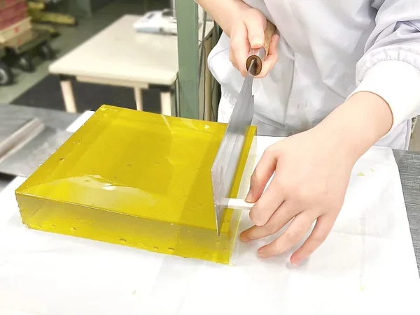 生地を均一な厚さにカット