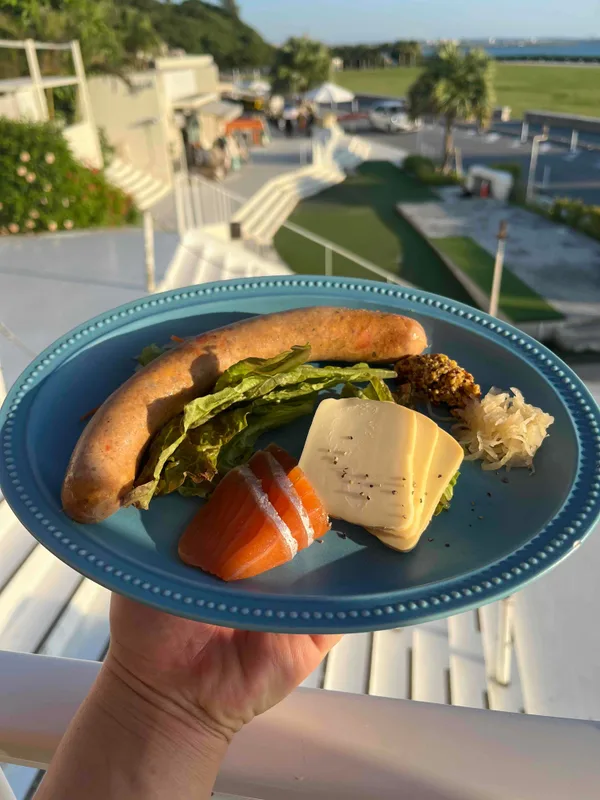No.12 WHITEdog BURGER の特製カクテルとおつまみバスケットの紹介に掲載された画像