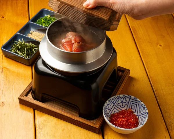 サーモンとイクラの釜飯