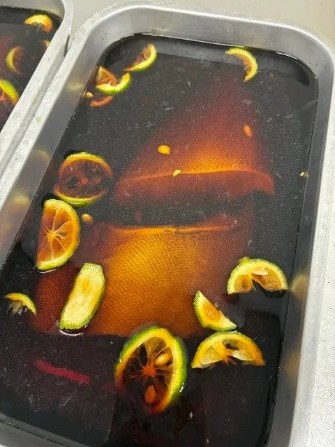マハタを柑橘類を使用した特製の醤油タレに漬け込む