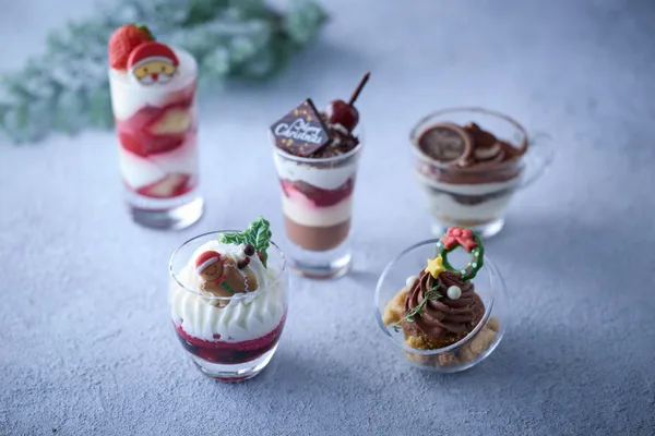 左上から時計回り：クリスマスグラスショートケーキ、フォレノアール、クリスマスティラミス、ピスタチオケーキ、赤いベリーとホワイトチョコレートのトライフル