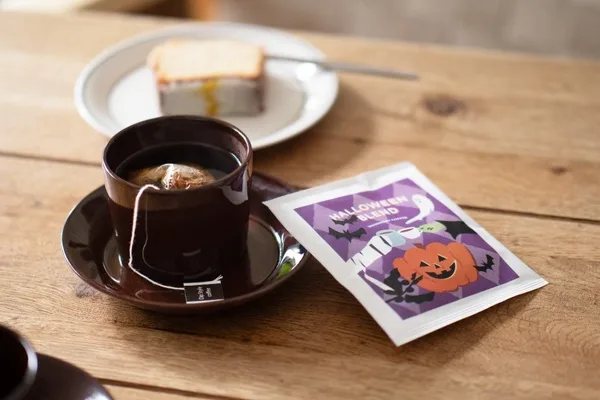 「ハロウィンブレンド」のコーヒー豆とドリップバッグ