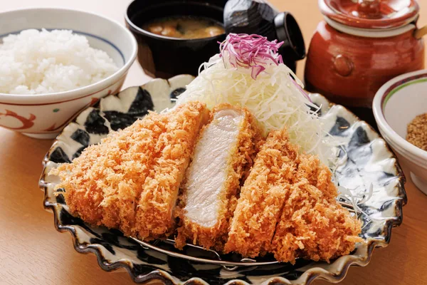 厚切り熟成ロースかつ膳：150g 1,859円～