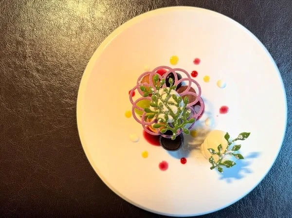 フレンチレストラン「ロワゾ―・パー・マツナガ」のコース料理のメインデザートとして掲載された画像