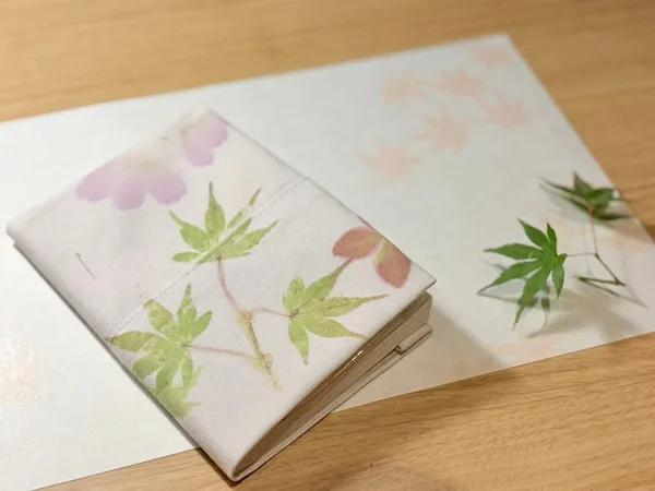 「叩き染めで作る紅葉ブックカバー」の節に掲載された画像