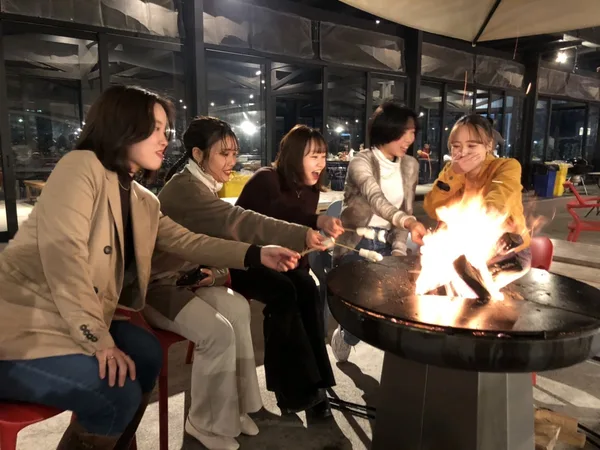 冬ならではの焚き火エリアも